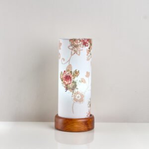 أباجورة طاولة بنقشة ورد بقاعدة خشبية