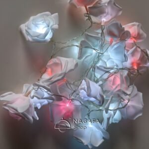 فرع ورد أبيض باضاءه بينك