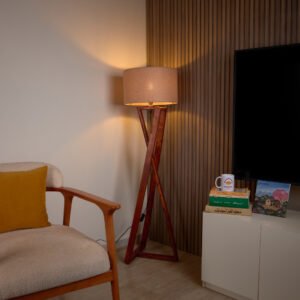 أباجورة أرضية مودرن بقاعدة خشب طبيعي وشابوه كتان بيج من نجفة شوب (لمبادير مودرن أنيق)