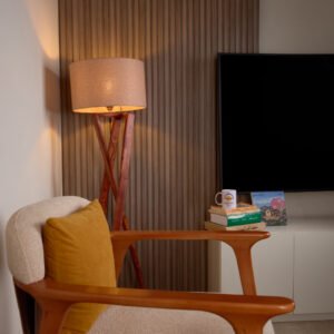 أباجورة أرضية مودرن بقاعدة خشب طبيعي وشابوه كتان بيج من نجفة شوب (لمبادير مودرن أنيق)