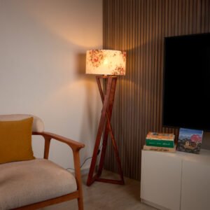 أباجورة أرضية مودرن بقاعدة خشب طبيعي وشابوه كتان بيج من نجفة شوب (لمبادير مودرن أنيق)