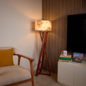 أباجورة أرضية مودرن بقاعدة خشب طبيعي وشابوه كتان بيج من نجفة شوب (لمبادير مودرن أنيق)