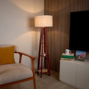 أباجورة أرضية مودرن بقاعدة خشب طبيعي وشابوه كتان بيج من نجفة شوب (لمبادير مودرن أنيق)