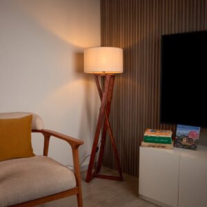 أباجورة أرضية مودرن بقاعدة خشب طبيعي وشابوه كتان بيج من نجفة شوب (لمبادير مودرن أنيق)