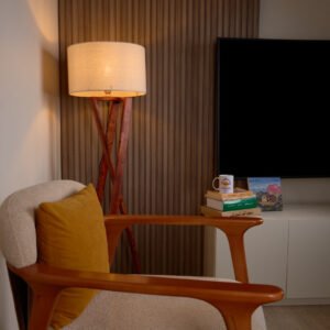 أباجورة أرضية مودرن بقاعدة خشب طبيعي وشابوه كتان بيج من نجفة شوب (لمبادير مودرن أنيق)