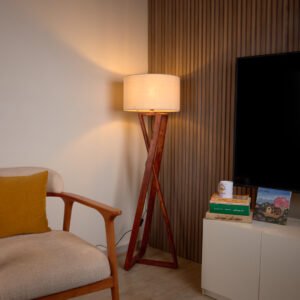 أباجورة أرضية مودرن بقاعدة خشب طبيعي وشابوه كتان بيج من نجفة شوب (لمبادير مودرن أنيق)