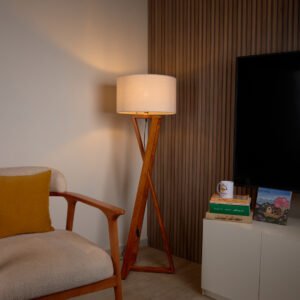 أباجورة أرضية مودرن بقاعدة خشب طبيعي وشابوه كتان بيج من نجفة شوب (لمبادير مودرن أنيق)