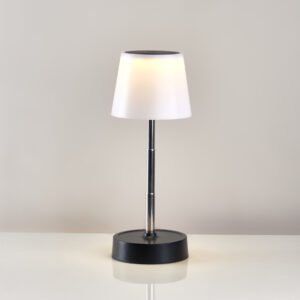 أباجورة مودرن بارتفاع قابل للتعديل بقاعدة معدن وشابوه أكريليك أنيق من نجفة شوب