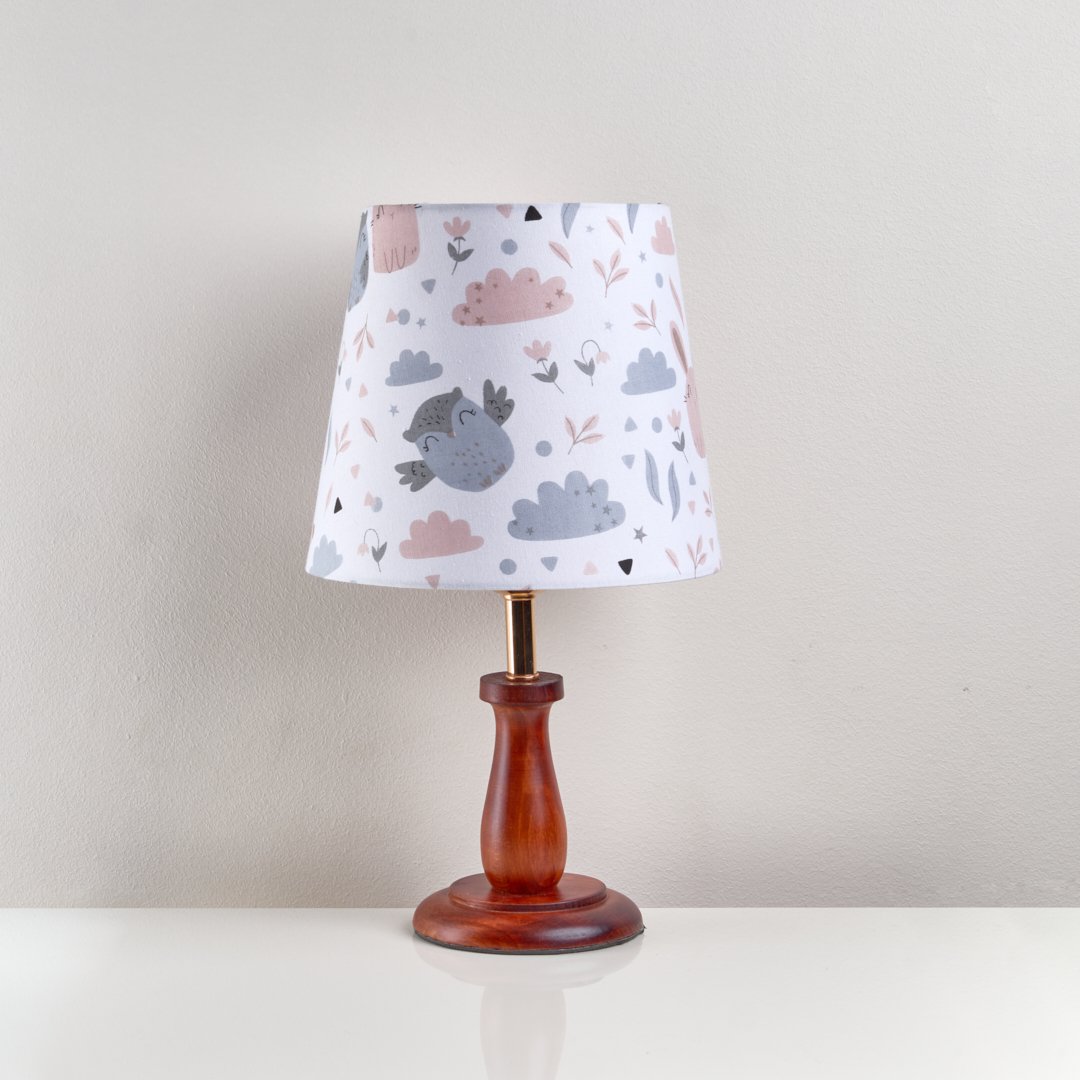 YASN2321 أباجورة مودرن بقاعدة خشب زان وشابوه أنيق تناسب جميع الديكورات من نجفة شوب