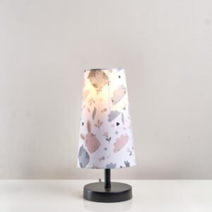 أباجورة مودرن بقاعدة معدن وشابوه كتان بنقوش ورد أنيقة تناسب جميع الديكورات من نجفة شوب