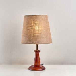 أباجورة مودرن بقاعدة خشب زان وشابوه أنيق تناسب جميع الديكورات من نجفة شوب