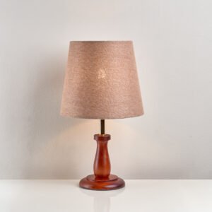 أباجورة مودرن بقاعدة خشب زان وشابوه أنيق تناسب جميع الديكورات من نجفة شوب