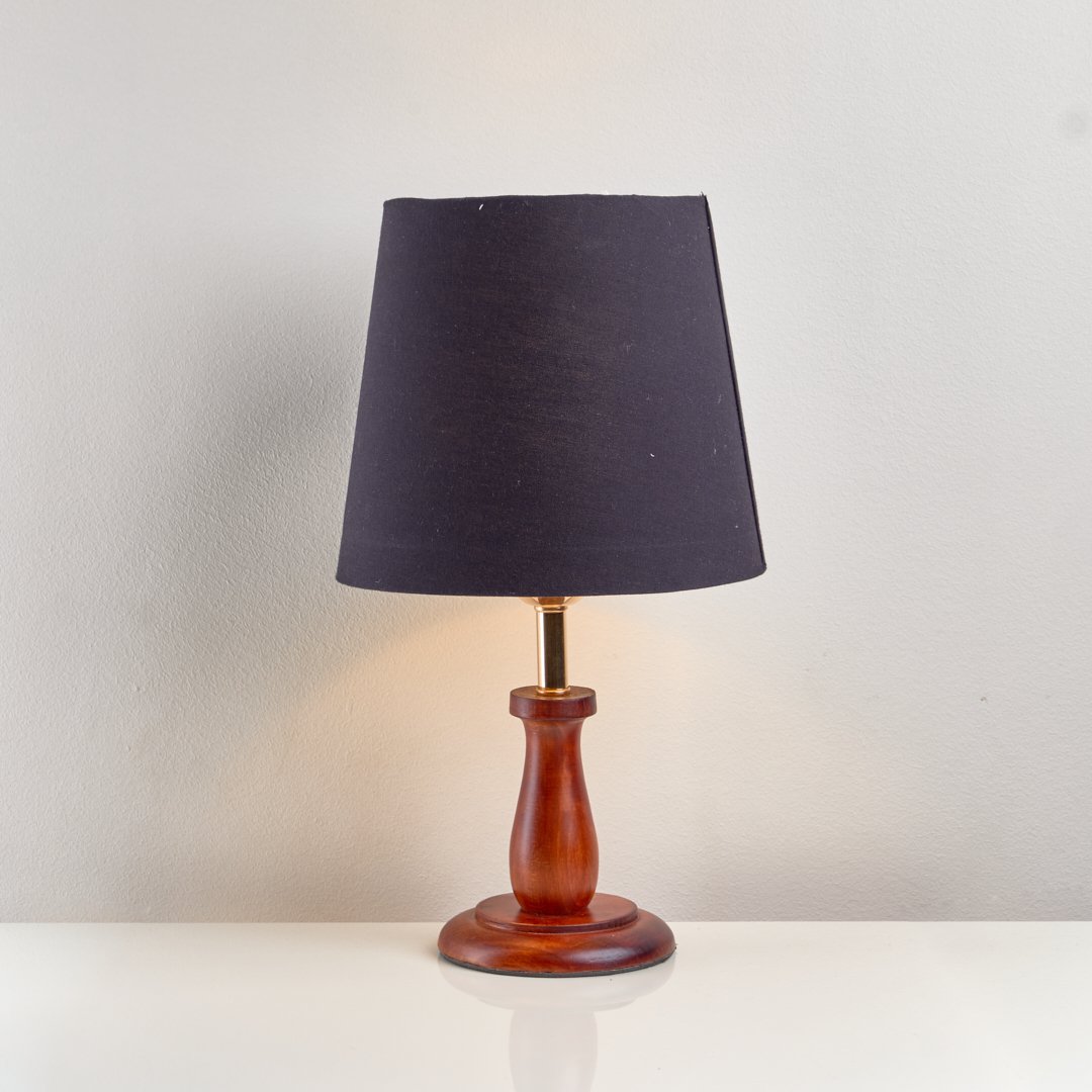 YASN2338 أباجورة مودرن بقاعدة خشب زان وشابوه أنيق تناسب جميع الديكورات من نجفة شوب