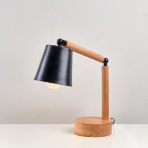 أباجورة مودرن خشب طبيعي بشابوه معدني أسود بتصميم قابل للتوجيه من نجفة شوب