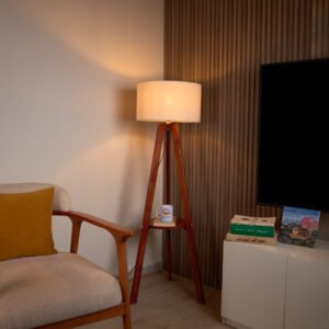 أباجورة أرضية خشب زان بتصميم ترايبود وشابوه كتان بيج من نجفة شوب