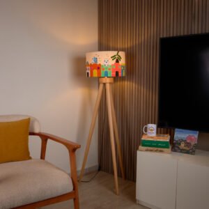 أباجورة أرضية خشب زان بتصميم ترايبود وشابوه كتان بيج من نجفة شوب