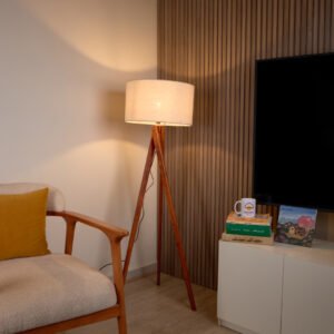 أباجورة أرضية خشب زان بتصميم ترايبود وشابوه كتان ابيض من نجفة شوب