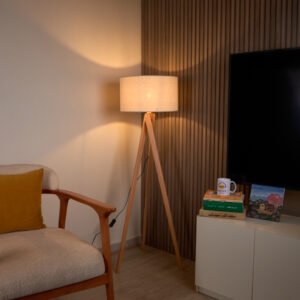 أباجورة أرضية خشب زان بتصميم ترايبود وشابوه كتان ابيض من نجفة شوب