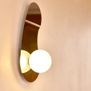 ابليك مودرن سيلفر بتصميم منحني أنيق وزجاج أبيض، مصنوع من معدن غير قابل للصدأ، مناسب لغرف النوم والريسيبشن والممرات ويضيف لمسة ديكور راقية وعصرية للحائط |نجفة شوب