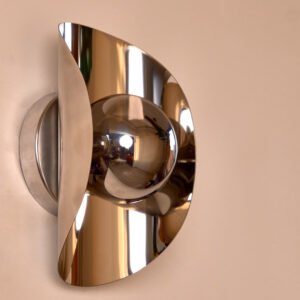 ابليك مودرن سيلفر بتصميم مجسّم فاخر، مصنوع من معدن غير قابل للصدأ، مناسب للريسيبشن وغرف النوم والممرات، ويضيف لمسة ديكور راقية ذات انعكاس لامع|نجفة شوب