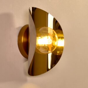  ابليك مودرن ذهبي بتصميم مجسّم فاخر، مصنوع من معدن غير قابل للصدأ، مناسب للريسيبشن وغرف النوم والممرات، ويضيف لمسة ديكور راقية ذات انعكاس لامع |نجفة شوب