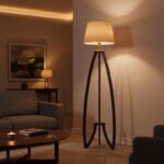 ⁦أباجورة أرضية مودرن بقاعدة خشب زان طبيعي وشابوه كتان⁩ - الصورة ⁦4⁩