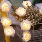 ⁦فرع ورد ابيض 20 لمبة LED | إضاءة ديكوري مضيئة بالبطارية للغرف و المناسبات⁩ - الصورة ⁦7⁩