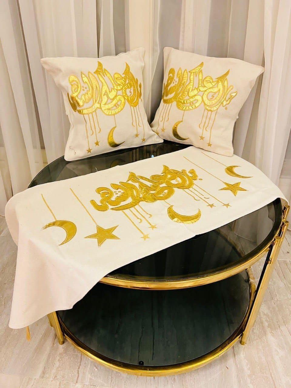 X19-TX-CU-RM-BE-3.jpg طقم ديكور رمضان فاخر – 2 كافر كوشن + رانر ترابيزة بتصميم أنيق - الصورة 1