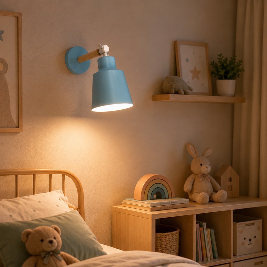 kids-blue-wall-lamp-bedroom-light.jpg أبليك أطفال مودرن أزرق سماوي 1 لمبة | إضاءة هادئة لغرف الأطفال - الصورة 1