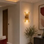 أبليك حائط مودرن ذهبي بتصميم هندسي وإضاءة دافئة داخل ريسبشن مودرن